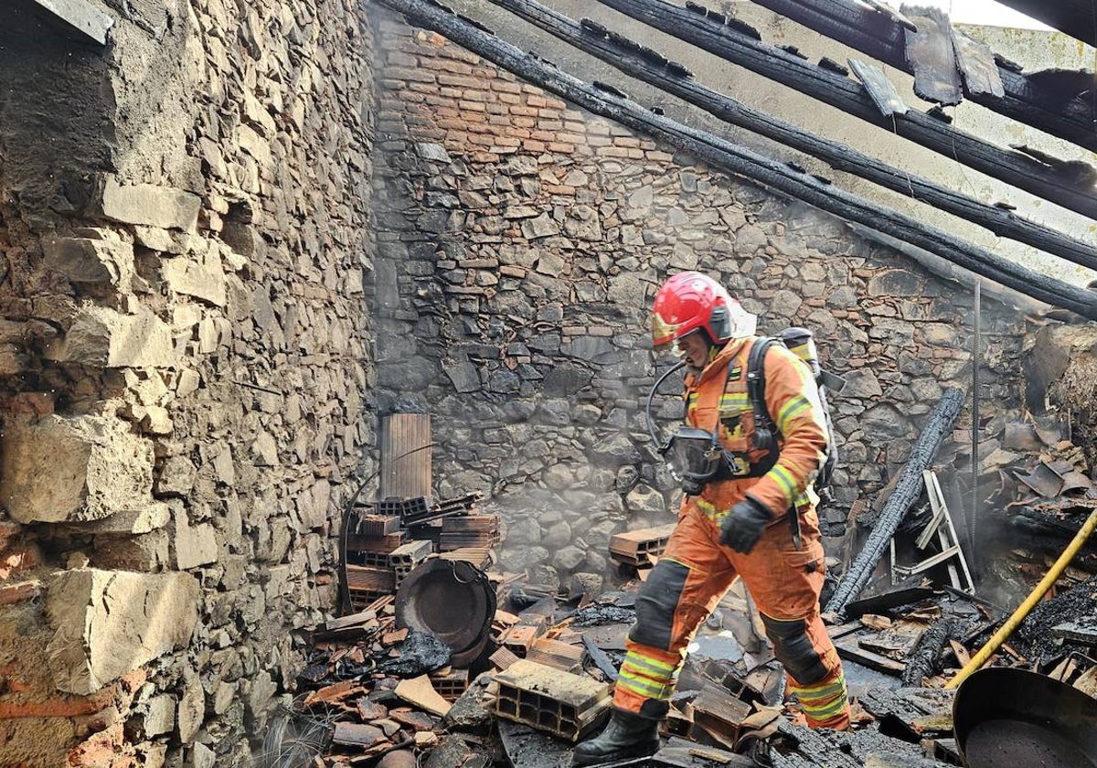 El incendio que sofocaron los bomberos en una vivienda de Cumbres de San Bartolomé