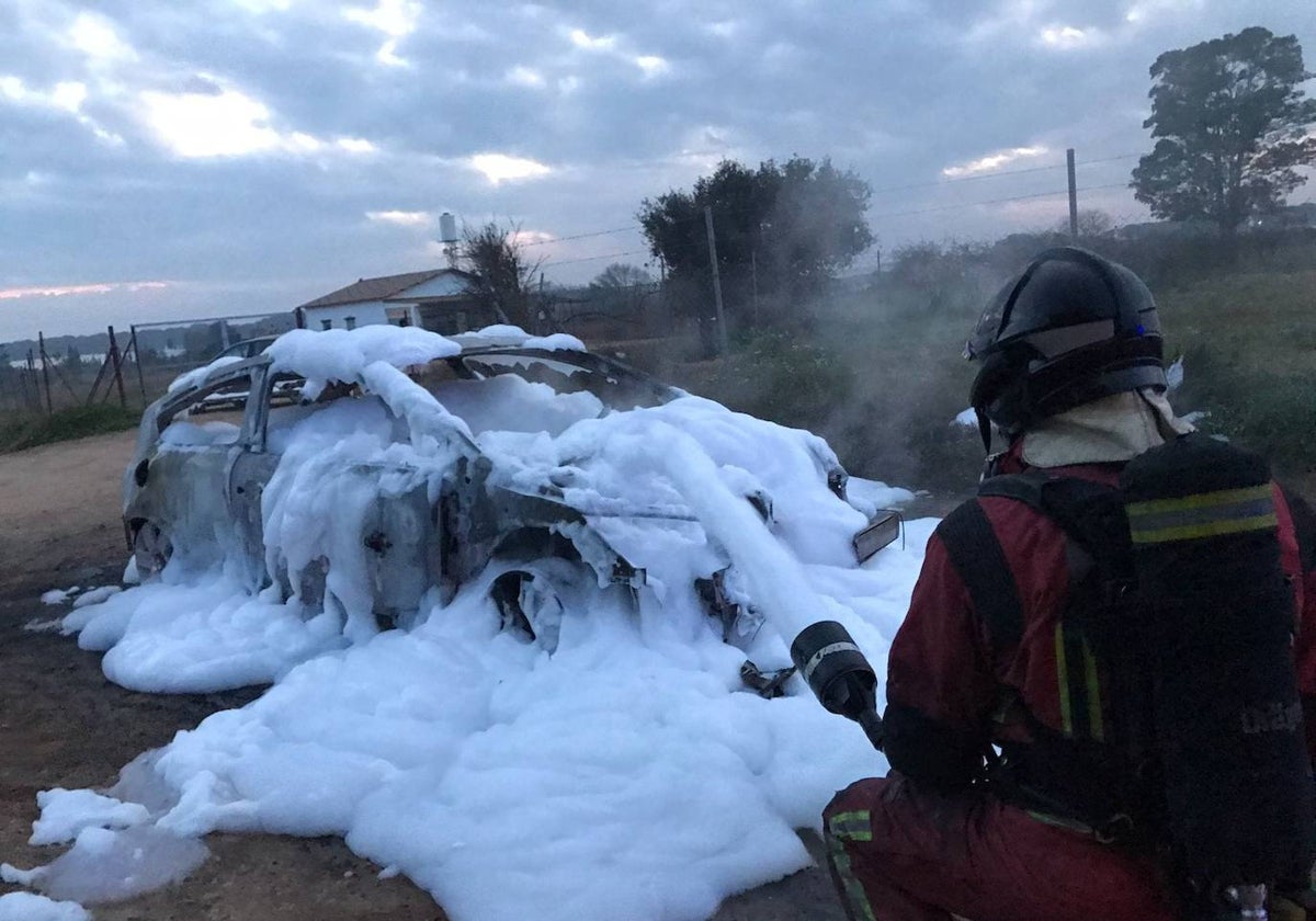 El incendio de un vehículo este domingo en Almonte