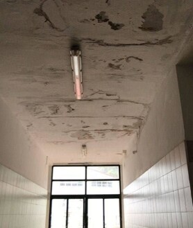 Imagen secundaria 2 - Desalojadas casi todas las aulas del IES San Blas de Aracena «por riesgo de derrumbe»