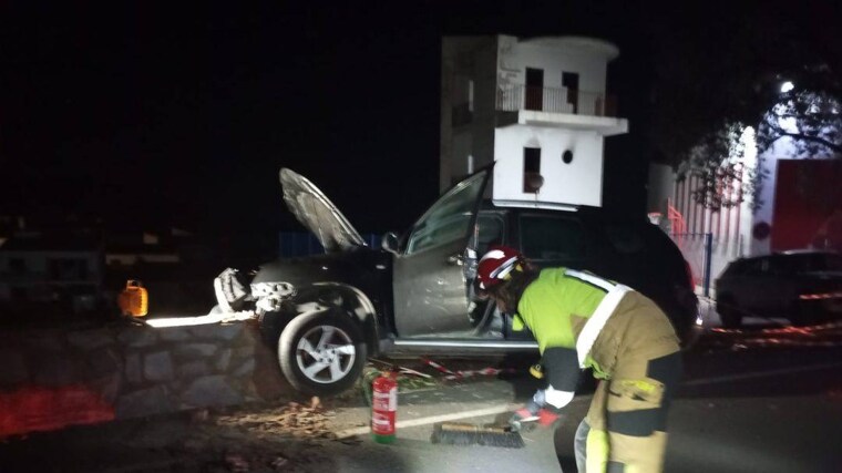 El vehículo que chocó contra un muro en una carretera de Jabugo