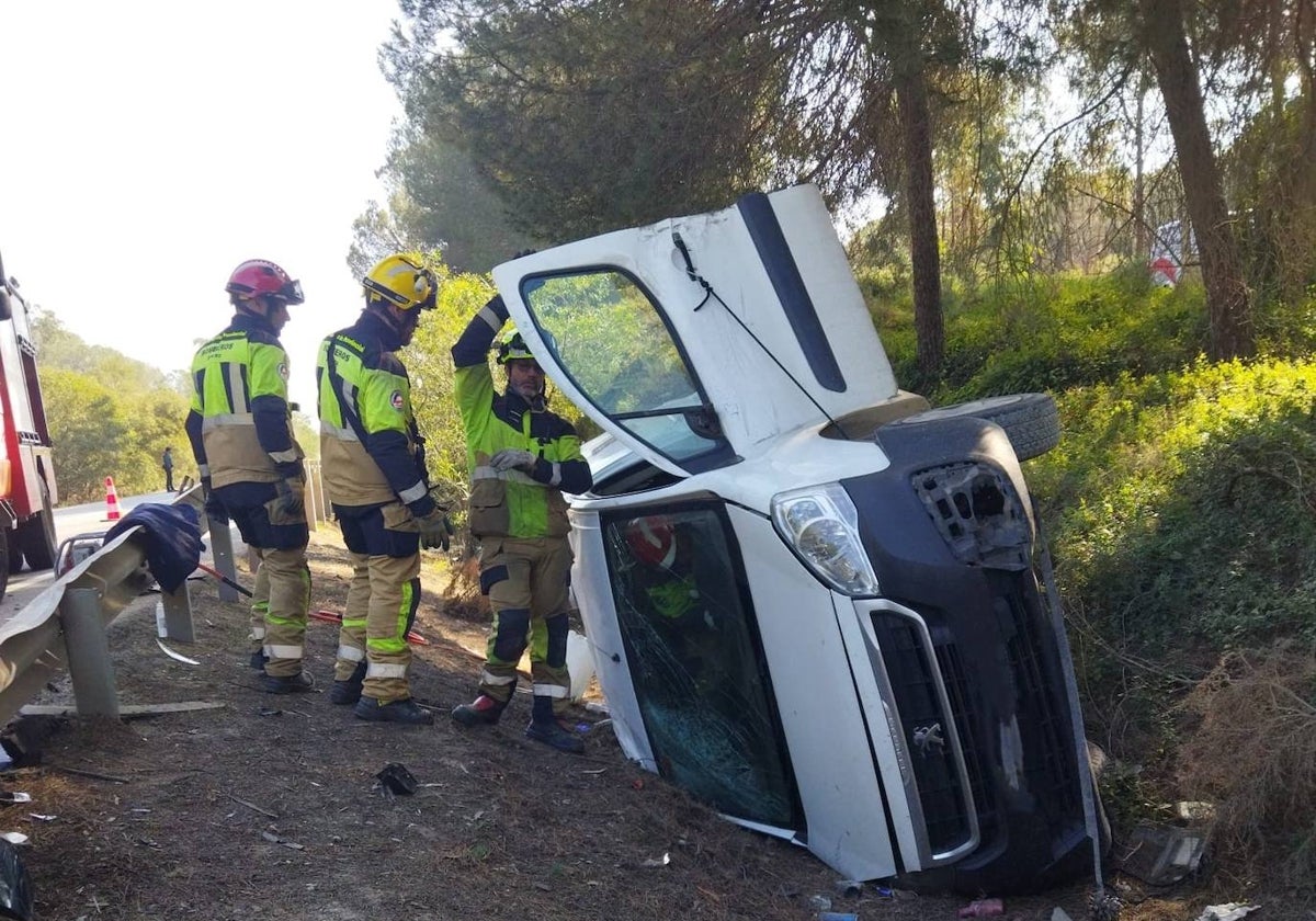 Los bomberos del Consorcio Provincial en el accidente que se registró en la N-494