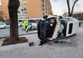 Da positivo en alcoholemia tras volcar con su vehículo en la Avenida Diego Morón de Huelva capital