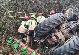Muere un hombre al volcar el tractor que conducía y caer a un arroyo en Moguer