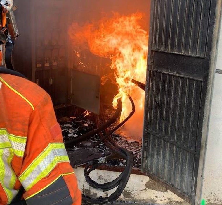 El aparatoso incendio en el centro de transformación de Moguer