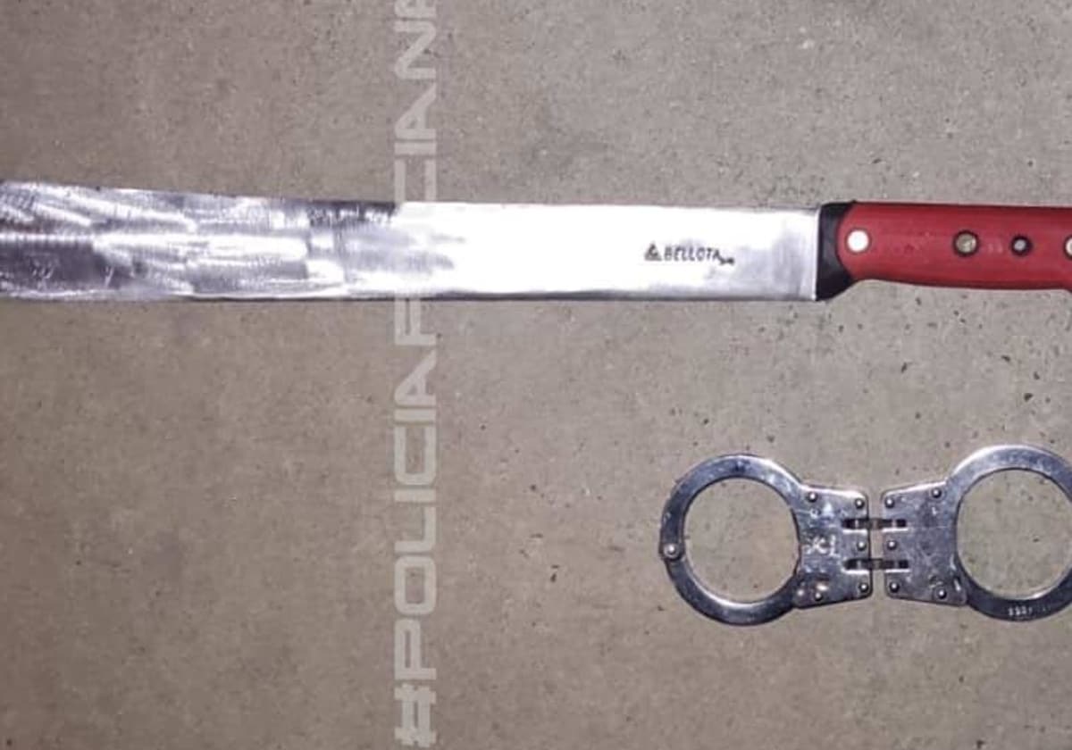 El machete que usó una persona para intentar ser detenida en Rociana