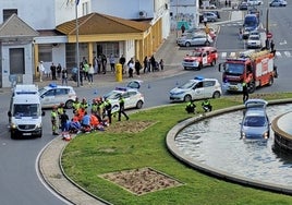 Un vehículo fuera de control acaba dentro de la fuente de los bomberos y su conductor hospitalizado