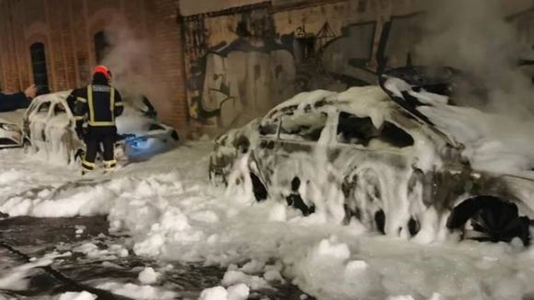 Arden de madrugada seis coches en el Matadero