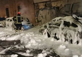 Arden de madrugada seis coches en el Matadero