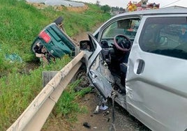 Rescatan a dos personas heridas tras sufrir un accidente con sus vehículos cerca de Moguer