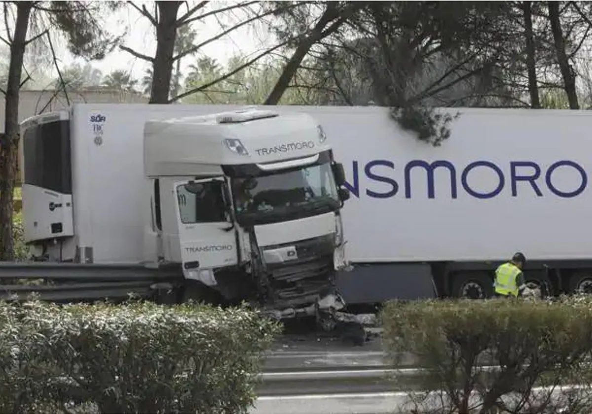 El camión de mercancías de la empresa Transmoro S. L. accidentado en la AP-4 por Los Palacios