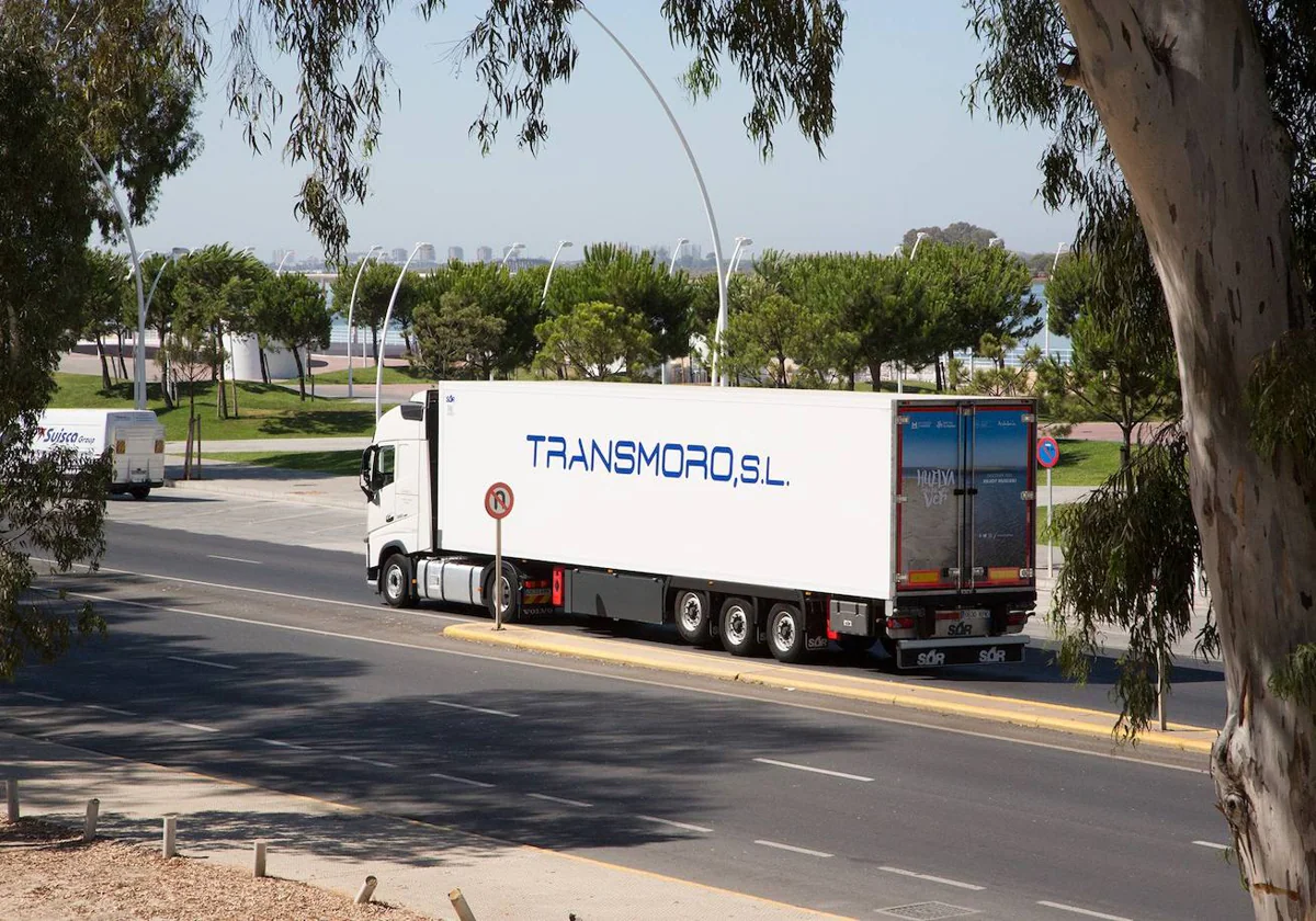 Uno de los camiones de la flota de la empresa de mercancías Transmoro