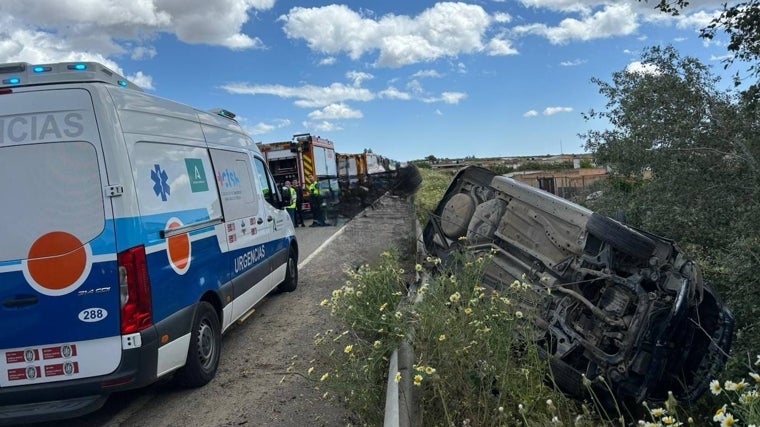 Efectivos sanitarios y bomberos en el lugar de los hechos