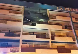 Bomberos salvan la vida a tres personas atrapadas en un incendio que destruyó una vivienda en Matalascañas