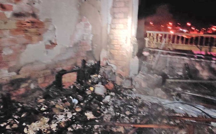 Imagen principal - La virulencia del fuego destruyó completamente la mayor parte de la vivienda