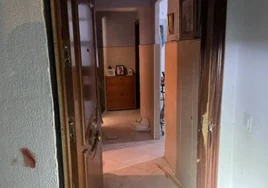 Obliga a la Policía a derribar la puerta de su casa en Huelva tras atrincherarse allí después de agredir a una persona