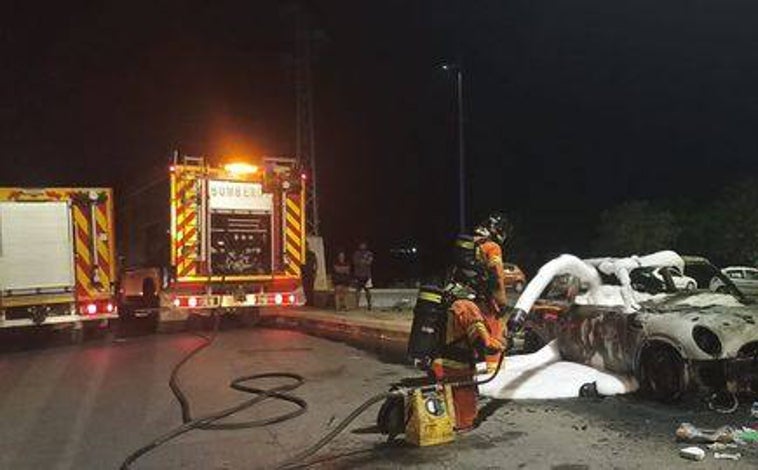 Imagen principal - Los bomberos del Consorcio Provincial realizaron cuatro intervenciones en seis horas en Almonte e Hinojos