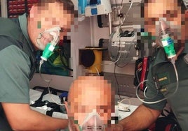 Incendio y pánico en Lepe: Una moto ardiendo en el portal deja atrapados a varios vecinos hasta ser rescatados por la Guardia Civil