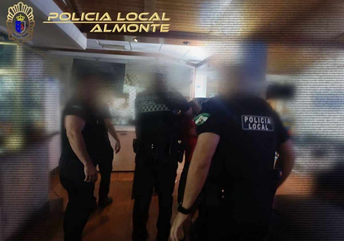 Agentes de la Policía Local de Almonte tras la detención de uno de los individuos