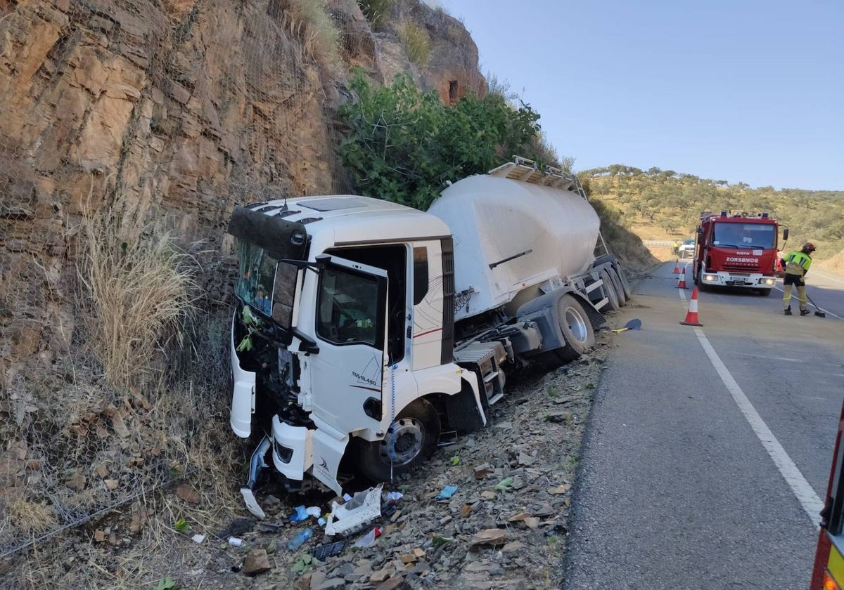 El camión accidentado tras la salida de vía en Cumbres de Enmedio