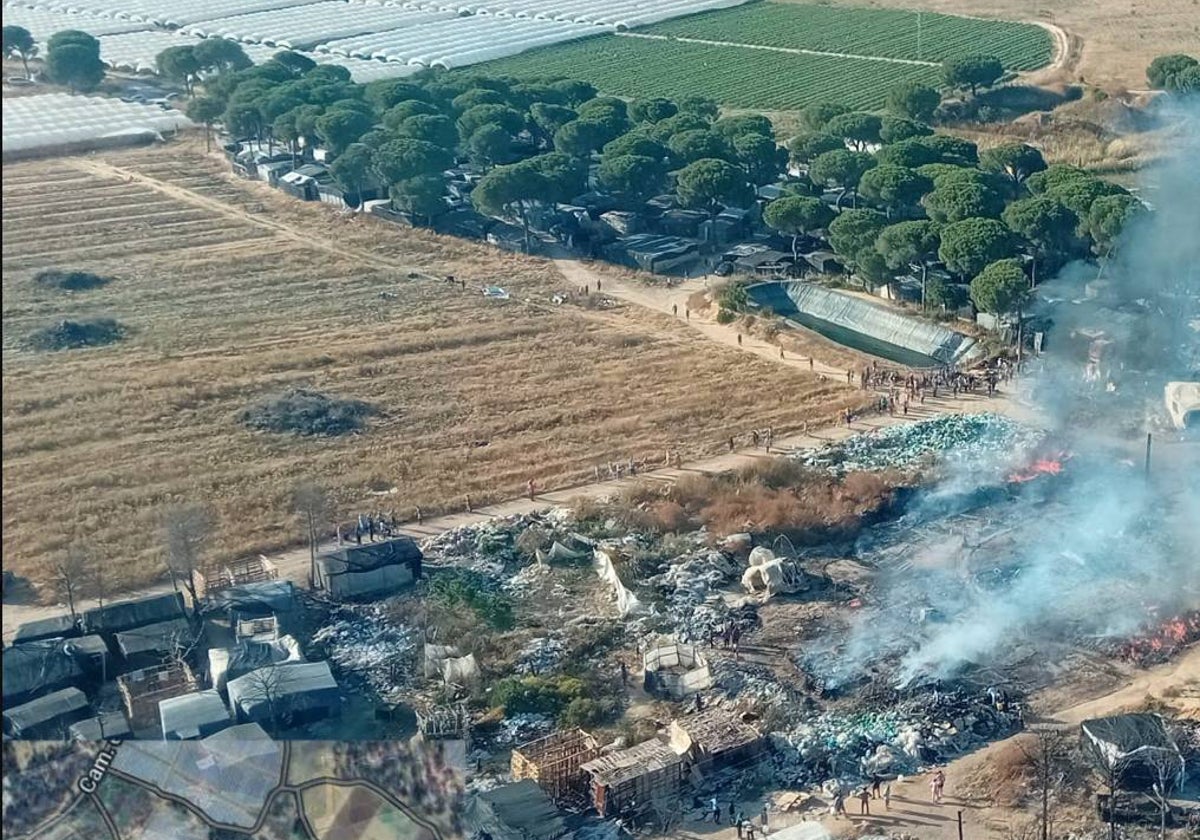 Vista aérea del humo dejado por el incendio en el asentamiento de Lucena del Puerto