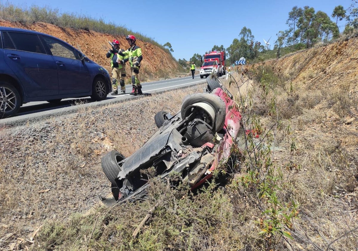 El vehículo quedó siniestro total tras salirse de la calzada