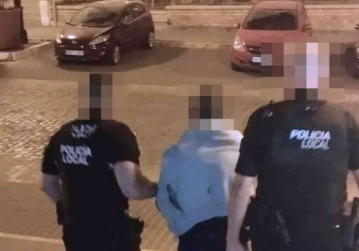 Los municipales se llevan al detenido