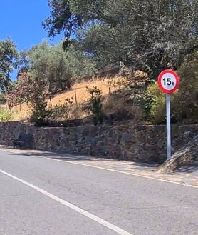 Imagen secundaria 2 - Un camión queda atrapado en una calle de Berrocal