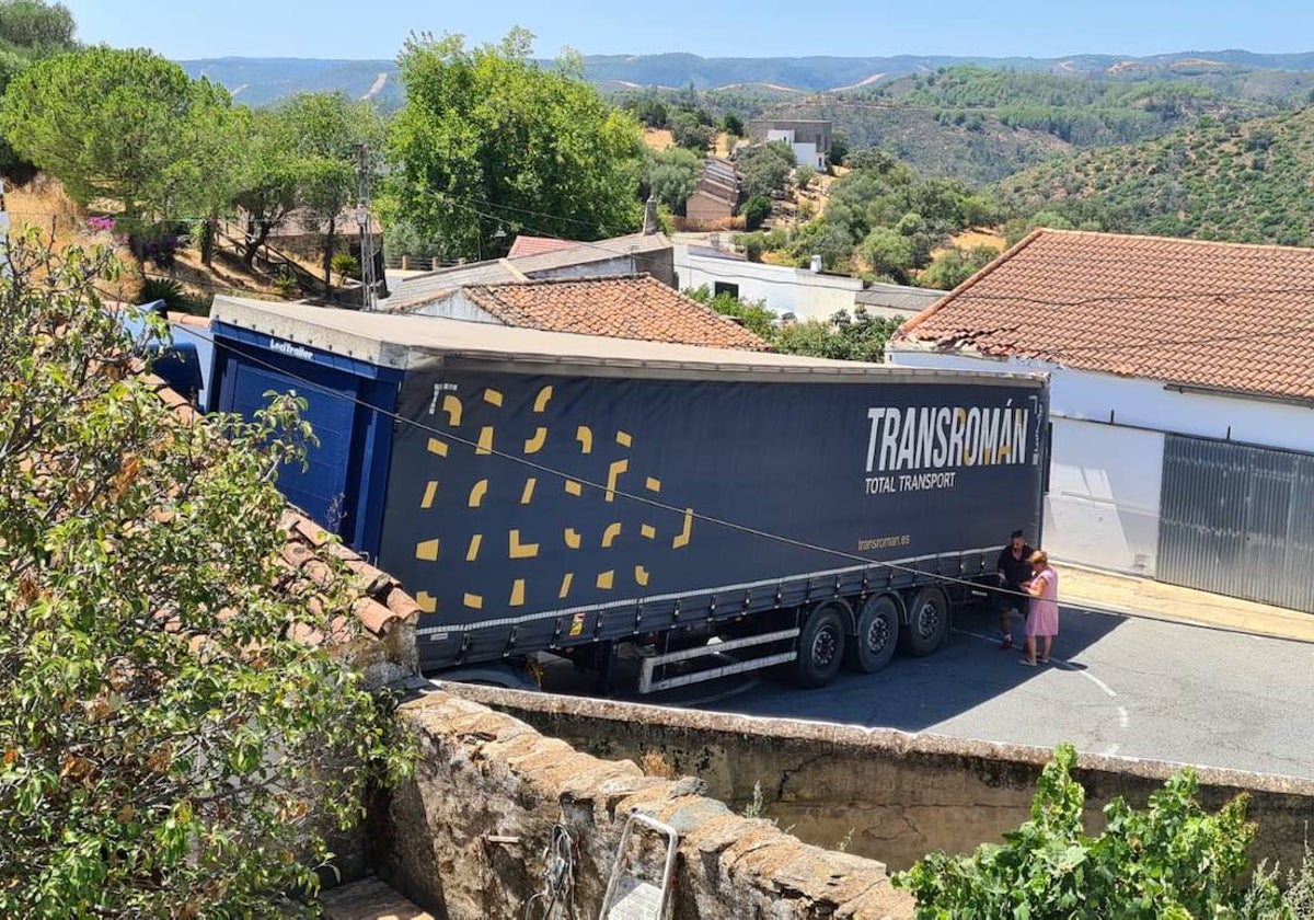 El camión encajonado en una calle de Berrocal