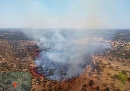 Ocho aeronaves y más de 70 efectivos terrestres trabajan en la extinción de un incendio en Villanueva de los Castillejos