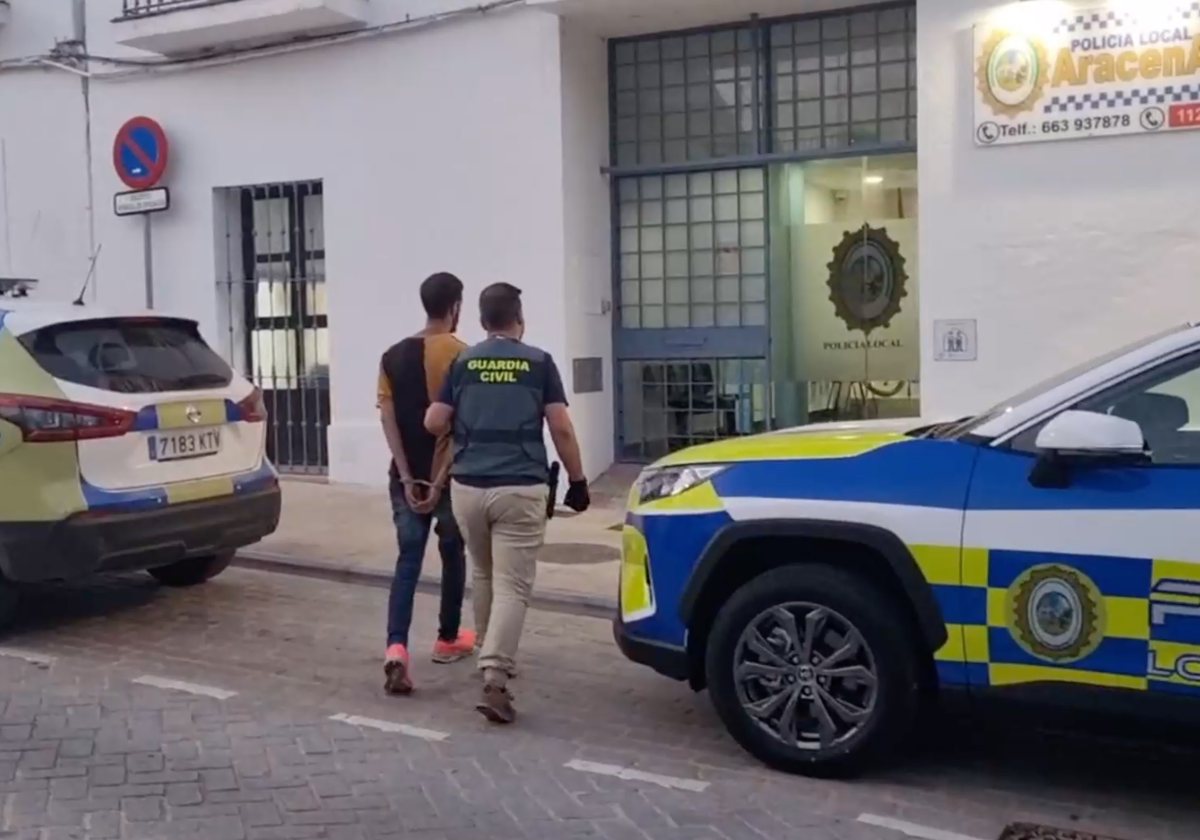 Un detenido por robos en vehículos, llegando a la Policía Local de Aracena