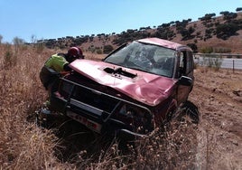 Trasladado al hospital tras salirse de la calzada con su vehículo en Jabugo