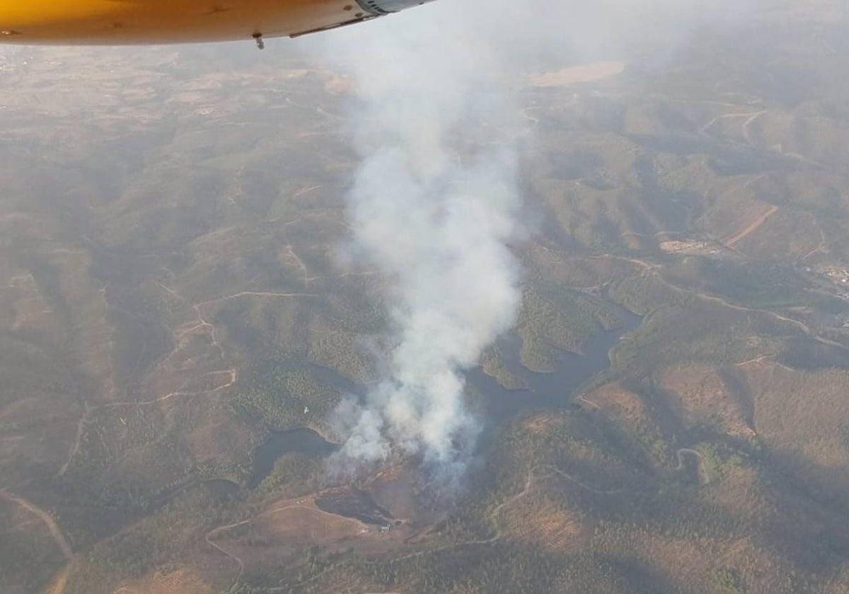 Toma aérea desde uno de los helicópteros del incendio declarado en Calañas