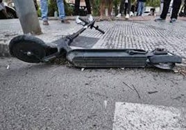 Evacuado al Juan Ramón Jiménez con una herida en la cabeza al caerse con su patinete esta madrugada en una calle de Huelva