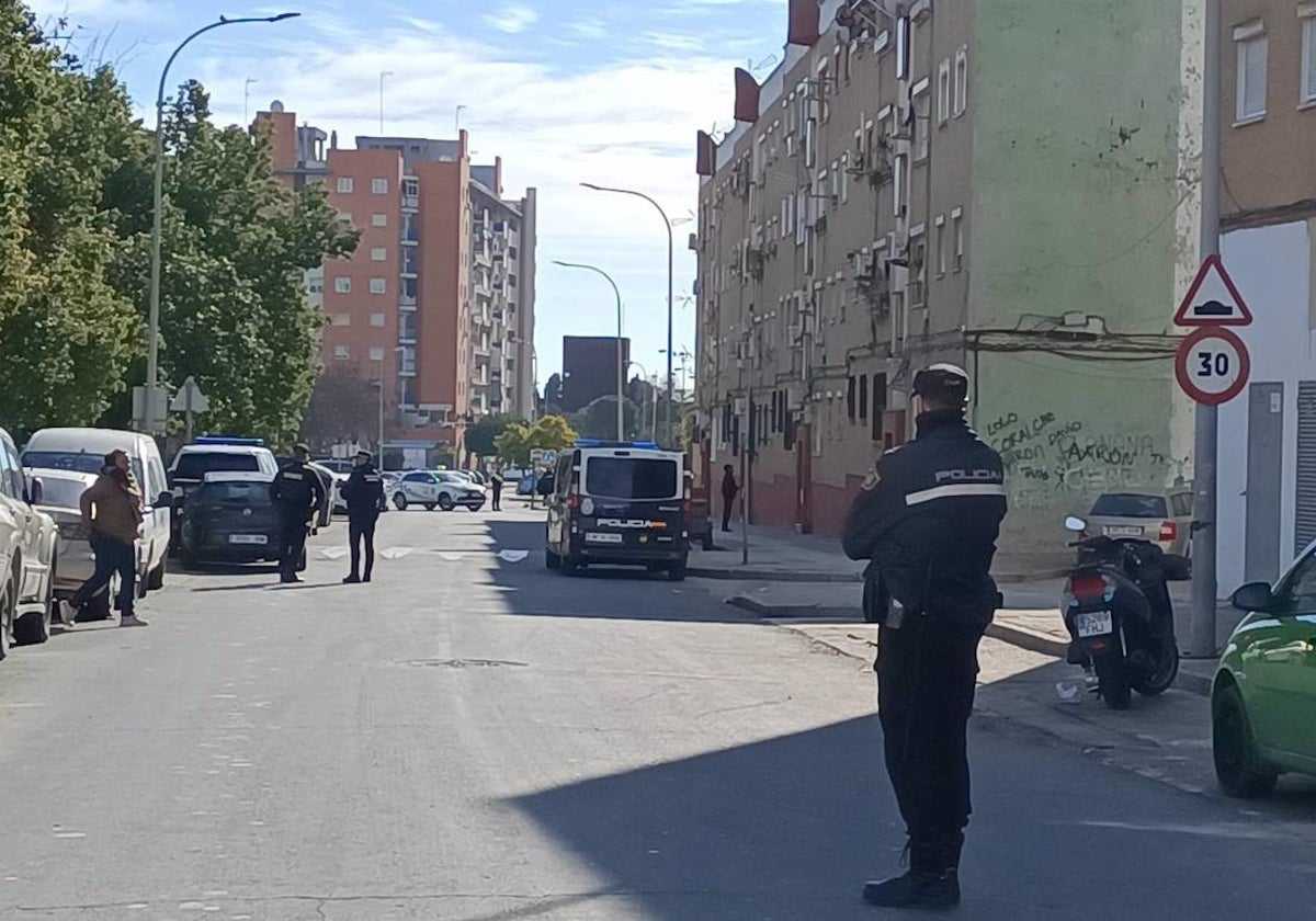 Agente de la Policía Nacional en el barrio de El Torrejón de Huelva