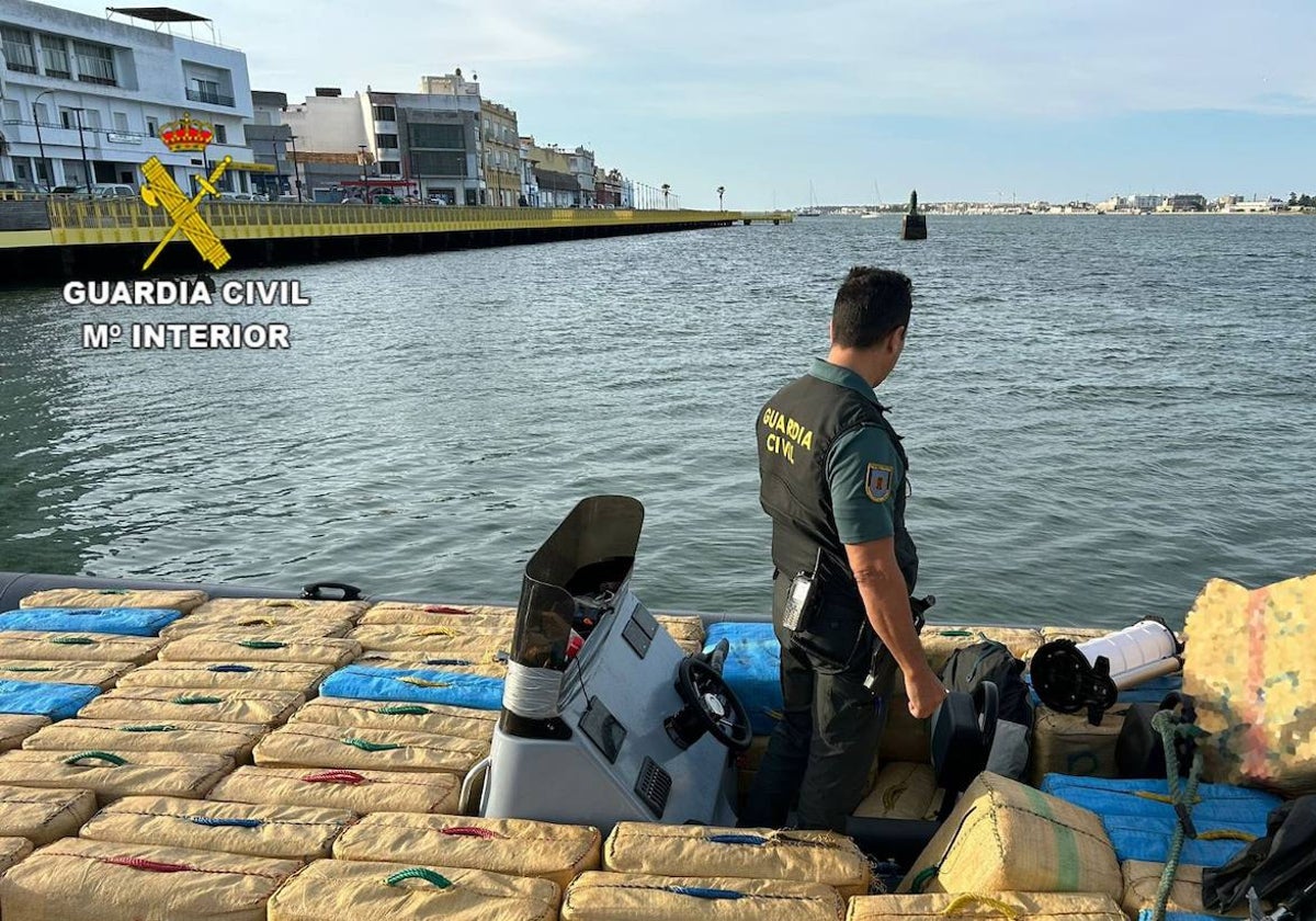 La embarcación con los fardos de hachís esta mañana en Ayamonte