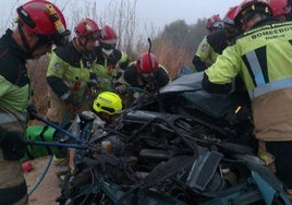 Un muerto y dos heridos en una colisión entre tres vehículos en Lucena del Puerto