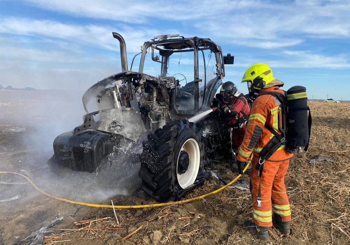 Bomberos sofocan el incendio de un tractor en Trigueros