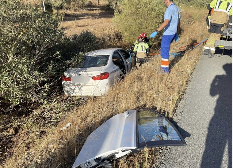 Excarcelan a dos personas heridas en un accidente en San Juan del Puerto