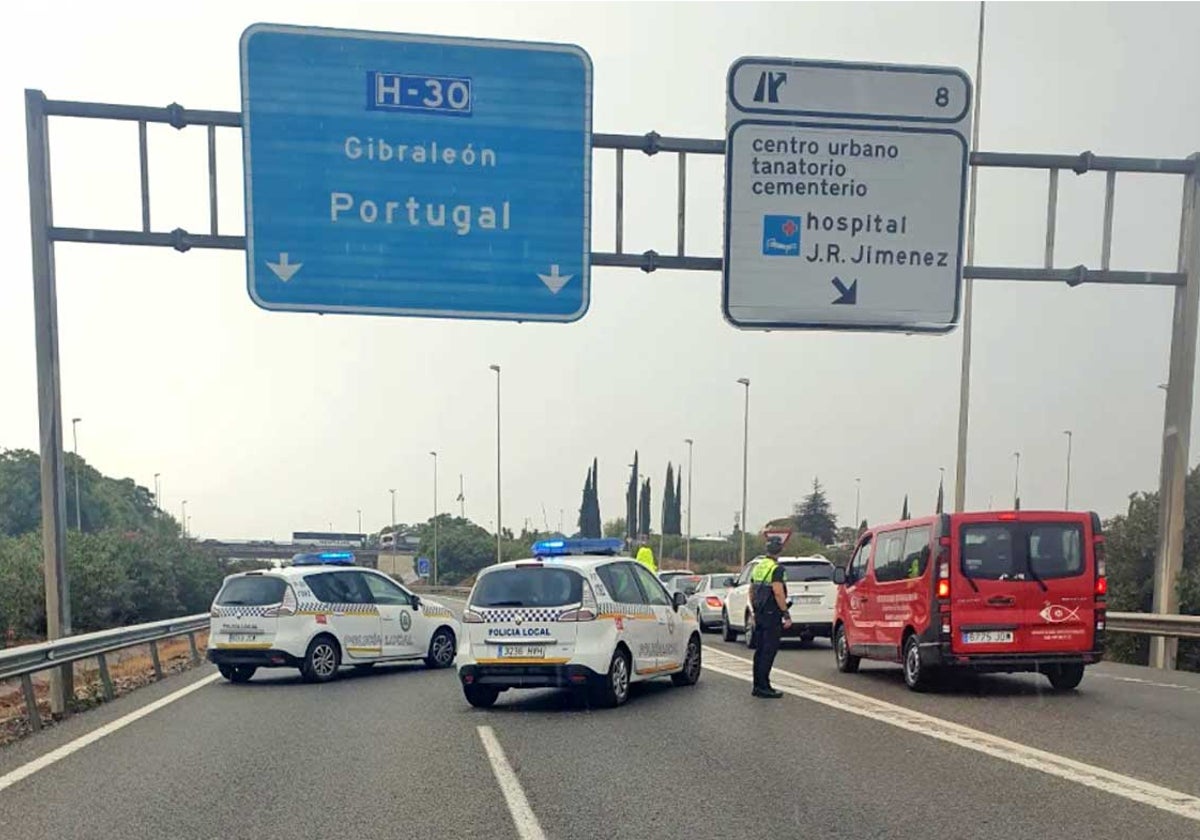 La Policía Local desvía el tráfico hacia la glorieta de los tanatorios