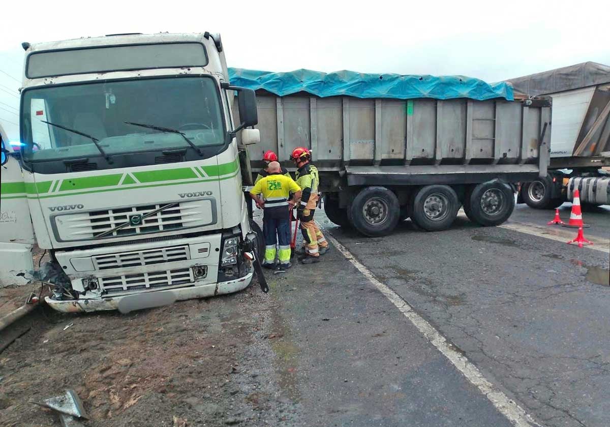 El camión con su remolque atravesado en la carretera