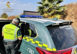 Tiran tres kilos de hachís por la ventanilla al encontrarse con un control en Huelva