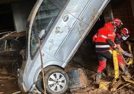 Los bomberos de Huelva ayudan a abrir comercios en Catarroja e inspeccionan un parking con más de metro y medio de agua