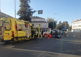 Un herido tras chocar un vehículo con un ciclomotor junto al Mercado del Carmen de Huelva