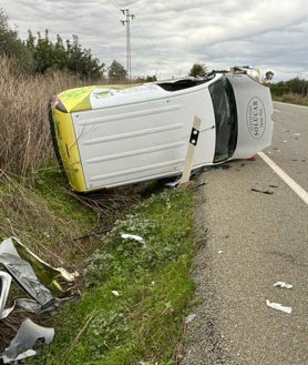 Imagen secundaria 2 - Un aparatoso accidente entre tres vehículos se salda con varios heridos en Manzanilla