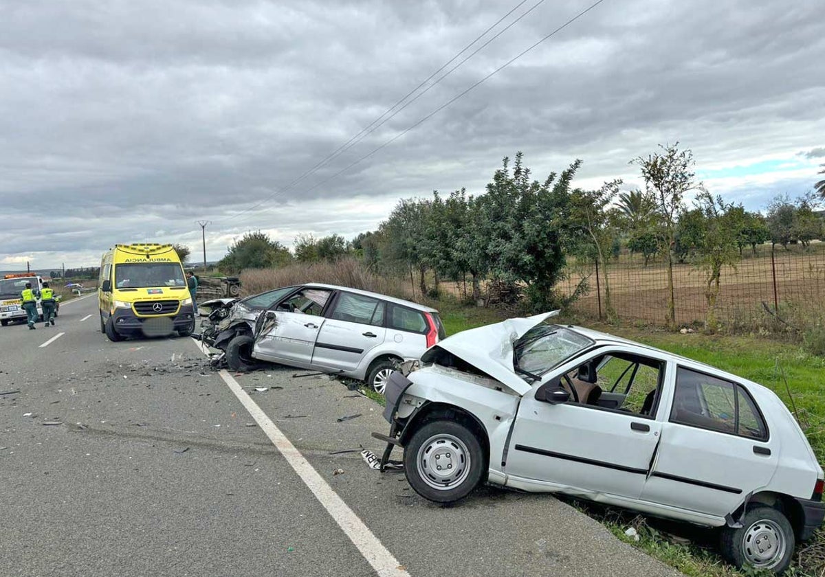 Los tres vehículos implicados en el arcen (el último al fondo, semivolcado)