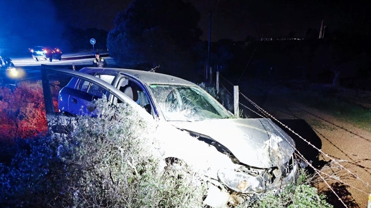 El coche que se dio a la fuga chocó tras salirse de la vía en la Nacional 431