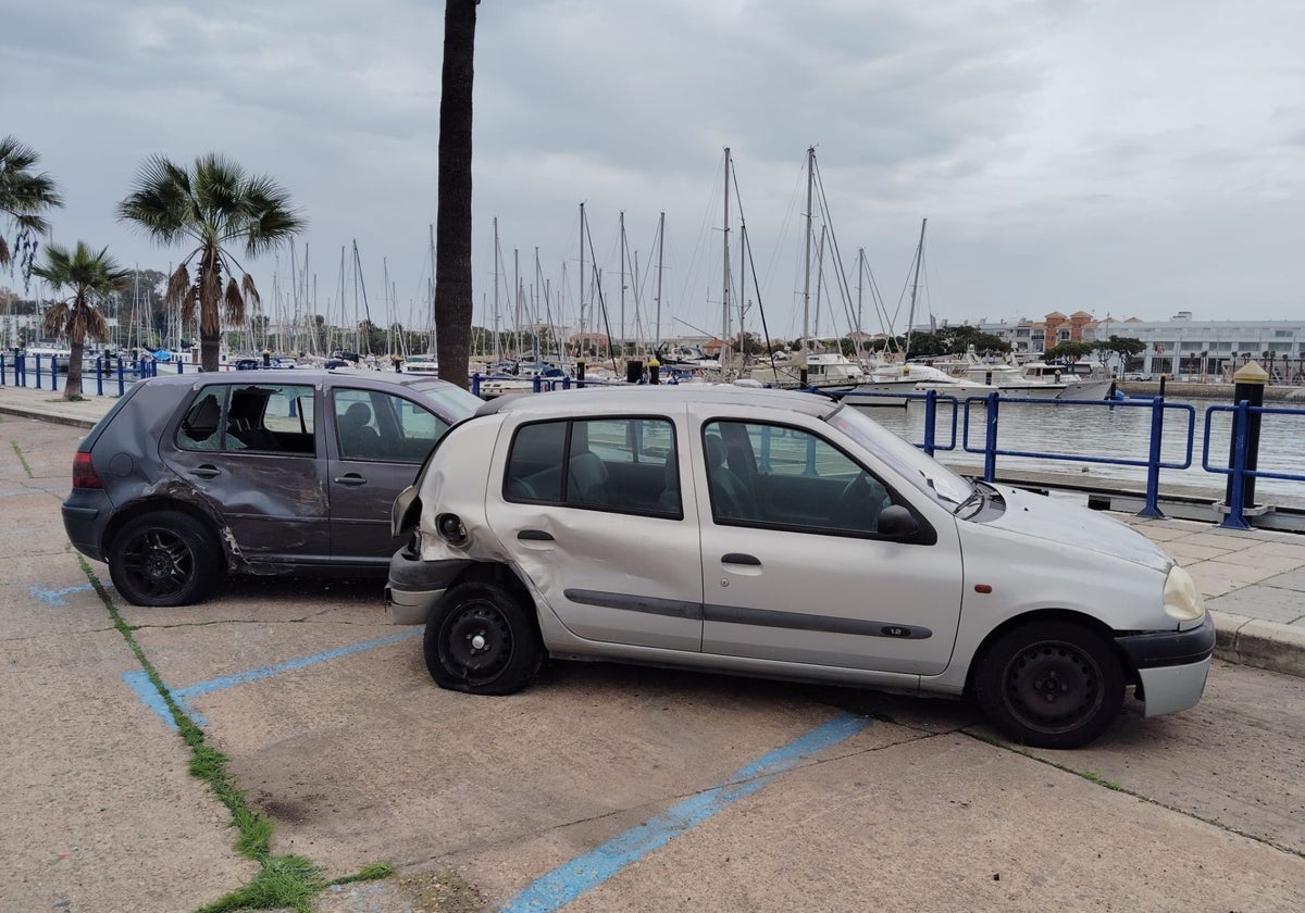 Los dos vehículos que sufrieron los daños del conductor ebrio esta madrugada en Ayamonte