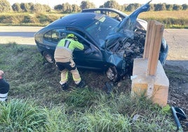 Rescatan a una persona atrapada en su coche tras un accidente en Niebla