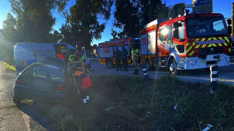 Escenario del accidente, con el coche siniestrado, efectivos sanitarios, Guardia Civil y Bomberos