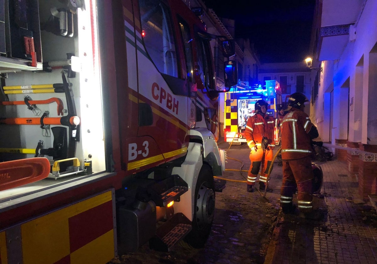 Bomberos a las puertas de la casa incendiada en Bollullos